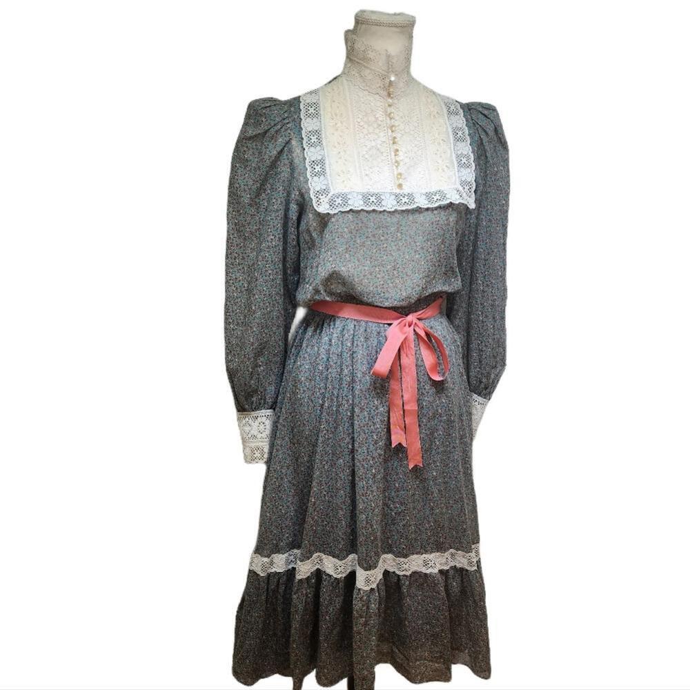 Act 1. Vintage, Prairie style A-Line Dress. Blue Floral & Lace. size 6